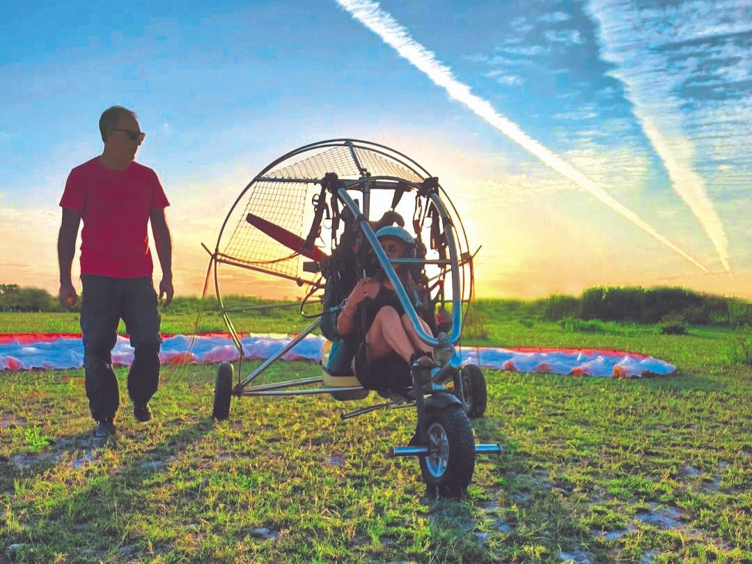 Preparación del paratrike al atardecer - Vuela Vuela Libre